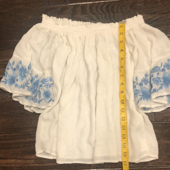 Hollister size extra small off shoulder top - Picture 2 of 8